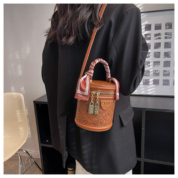 Chic Green Bucket Bag for Women - Stylish Crossbody with Golden-Tone Hardware, Zipper Closure, and Checkered Bow Accents - Perfect for Casual or Formal Outfits, Casual Accessory | Checkered Bow Accent | Zipper Closure Bag